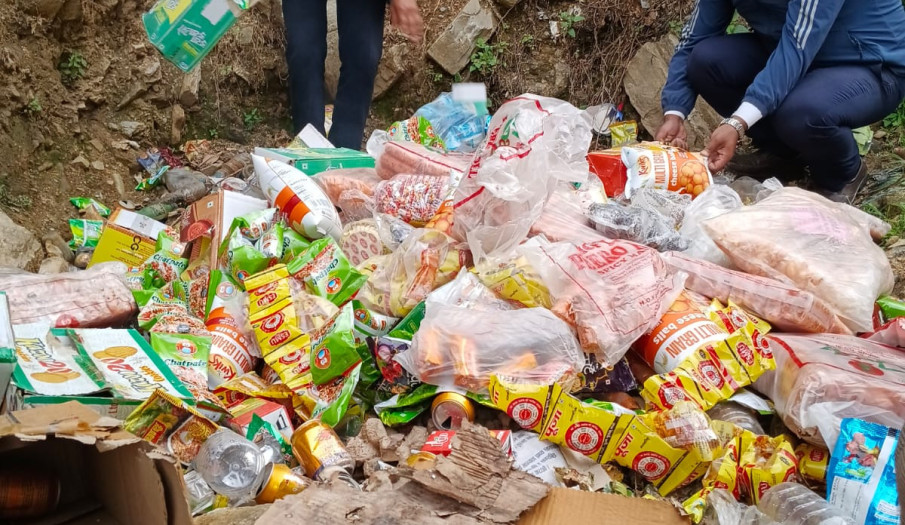 मिति २०८३/०१/२३ गते सायल गा.पा.का बजार अनुगमनका क्रममा बरामद गरिएका म्याद नाघेका, सडेका उपभोग्य वस्तुहरु नष्ट गरिदै