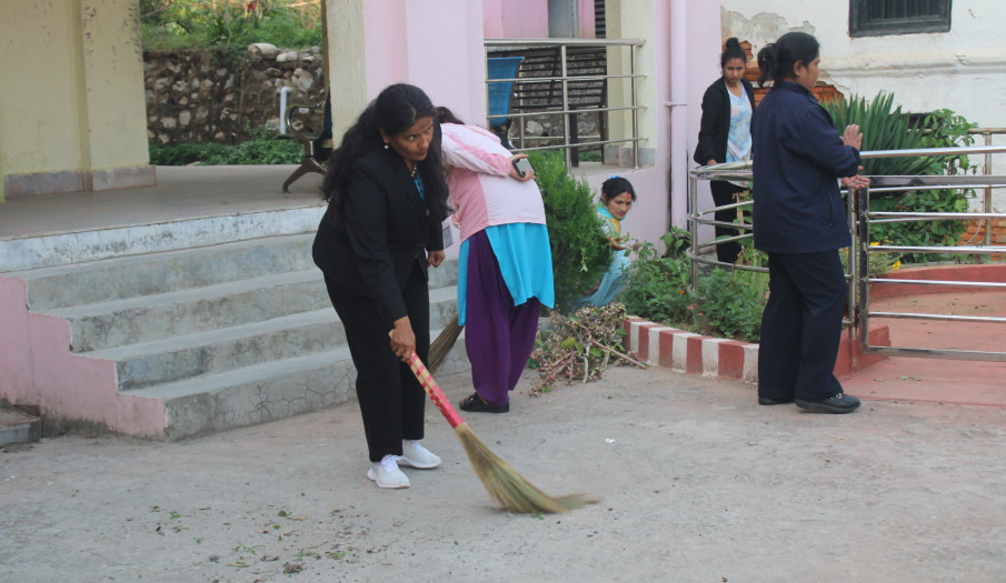 सरसफाई सप्ताह अभियान २०८३ को अवसरमा कार्यालय परिसर भित्र सरसफाई गरिदै ।