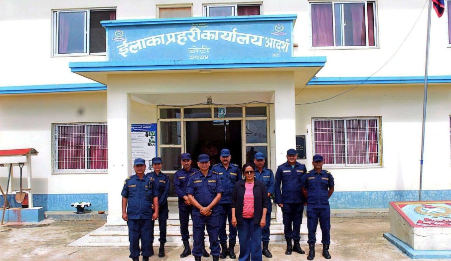 मिति २०८३-०४-१० गते श्रीमान् प्रमुख जिल्ला अधिकारी श्री कल्पना घिमिरे नेपाल र प्रहरी उपरीक्षक श्री सागर बोहराज्युद्वारा सयुक्त रुपमा आदर्श गाउँपालिका वडा न २ मा रहेको इलाका प्रहरी कार्यालय आदर्श, डोटीको स्थलगत अनुगमन निरीक्षण
